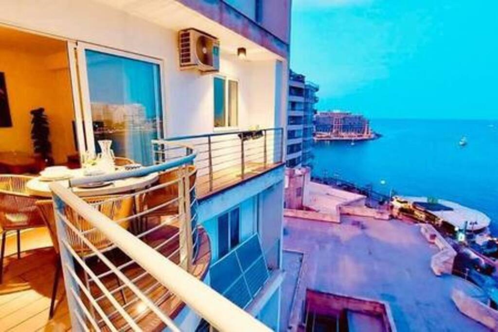 Stunning Beachfront Apartment In St Julians Sliema Dış mekan fotoğraf