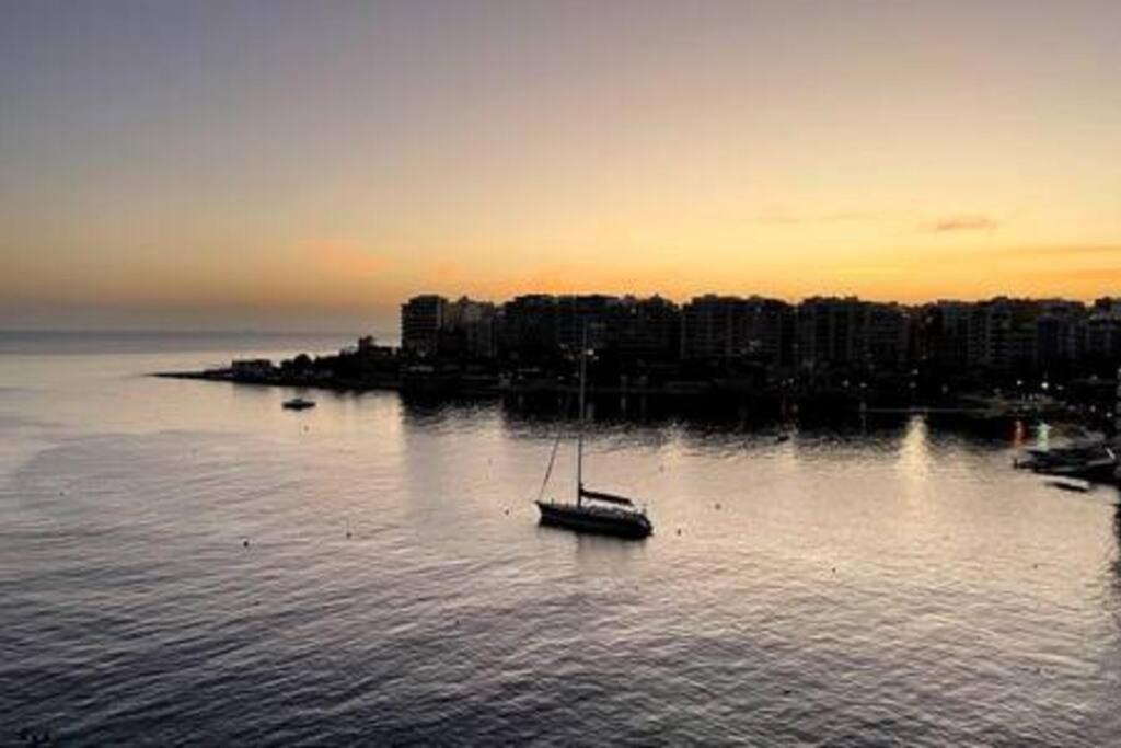 Stunning Beachfront Apartment In St Julians Sliema Dış mekan fotoğraf