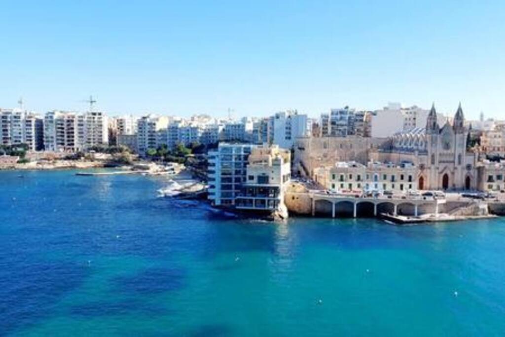 Stunning Beachfront Apartment In St Julians Sliema Dış mekan fotoğraf